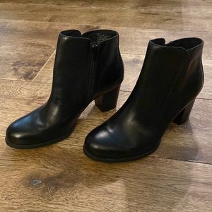 Like New, Born Black leather zip up heeled booties 9M